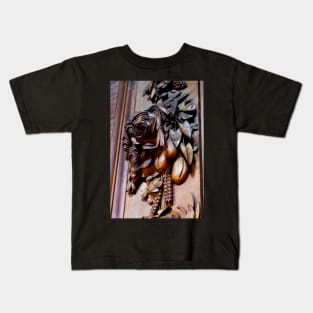 Chatsworth house- Carved limewood cravat 2 Kids T-Shirt